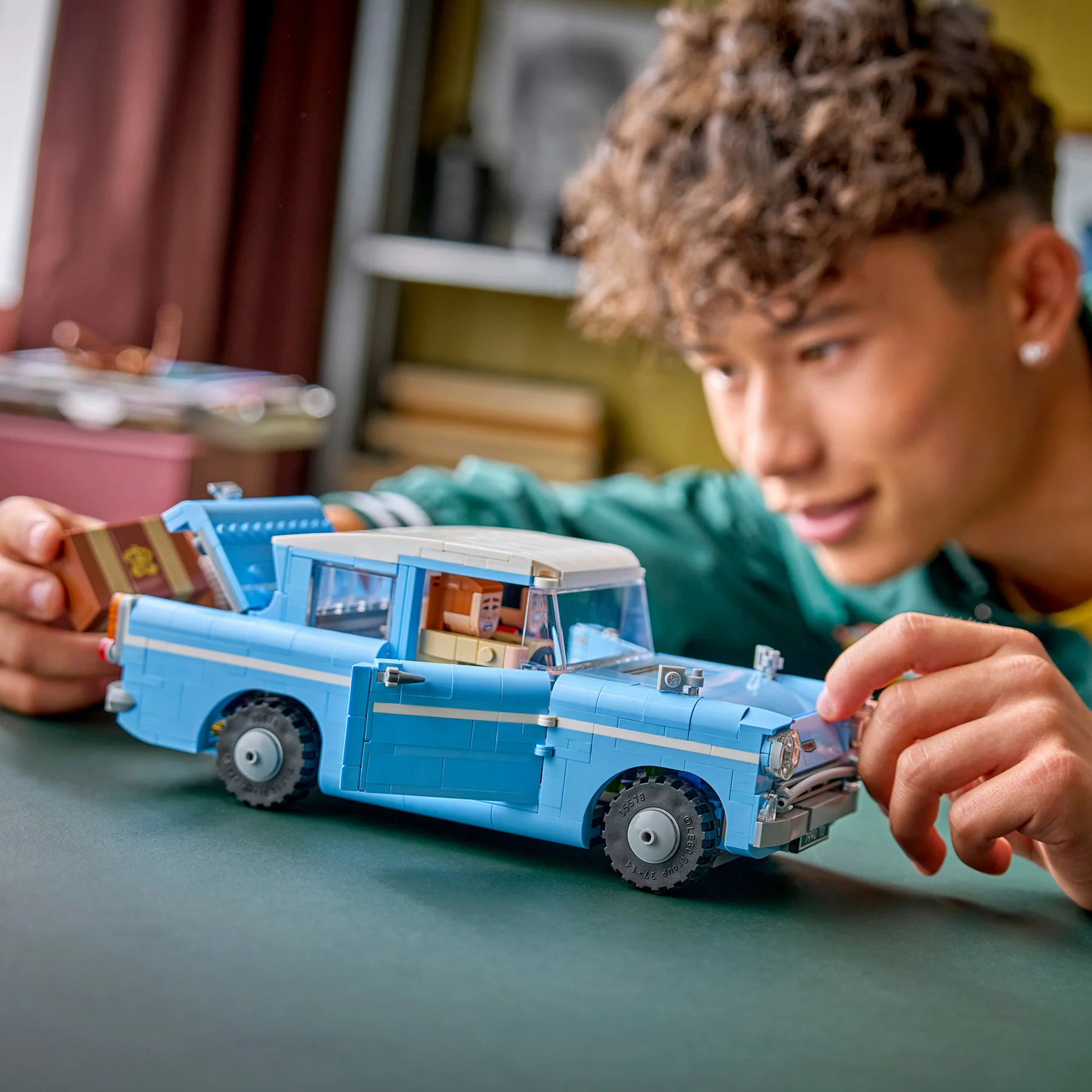 Enchanted Flying Ford Anglia LEGO - Image 4
